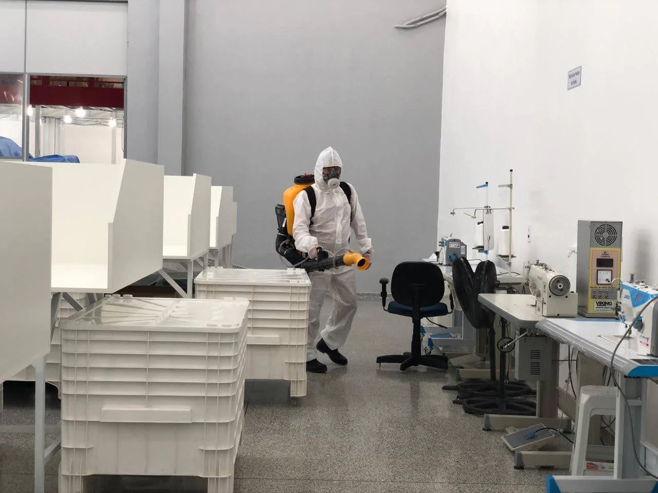 Profissional da RN realizando aplicação técnica