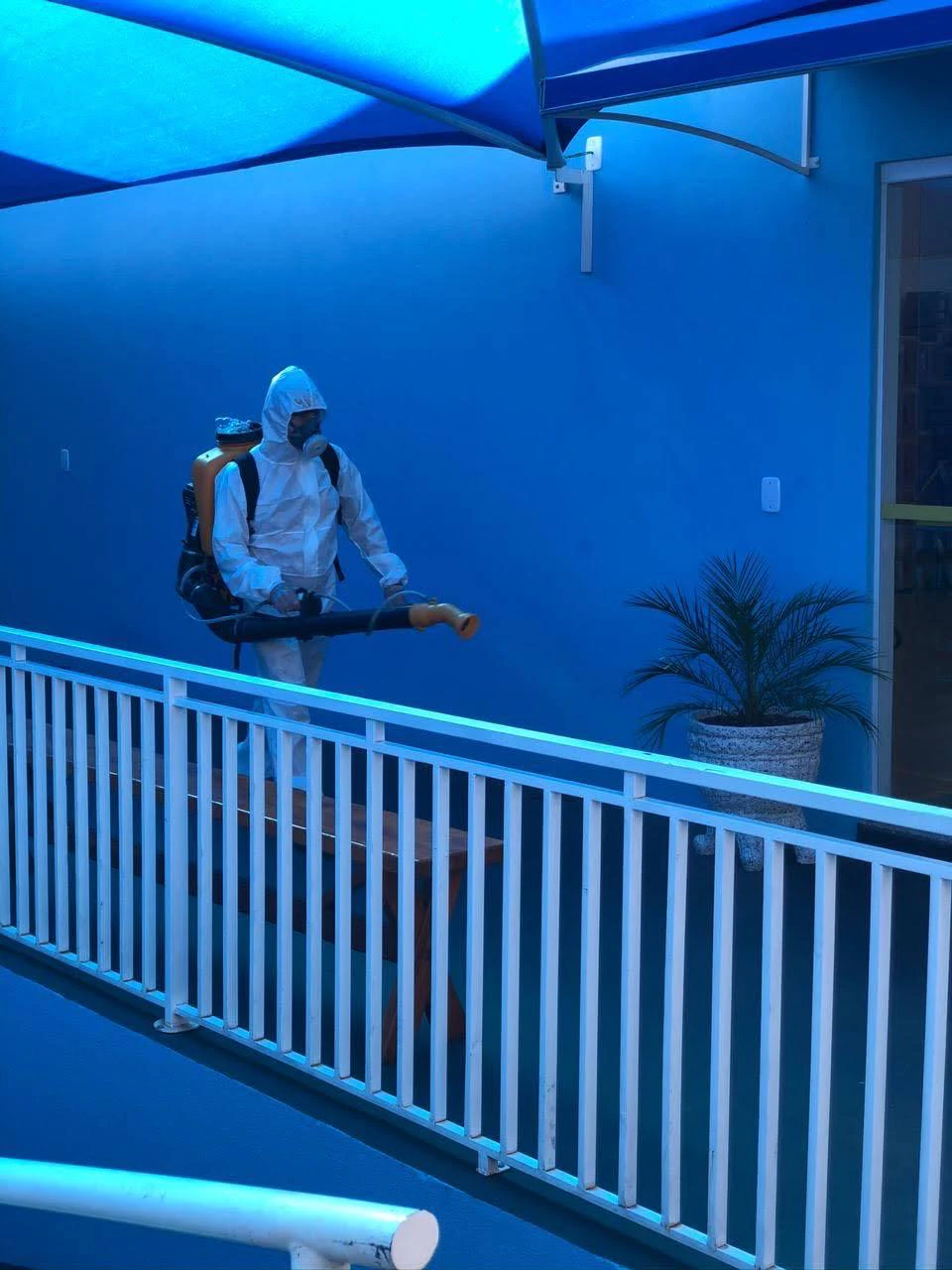 Profissional da RN realizando serviço em área residencial